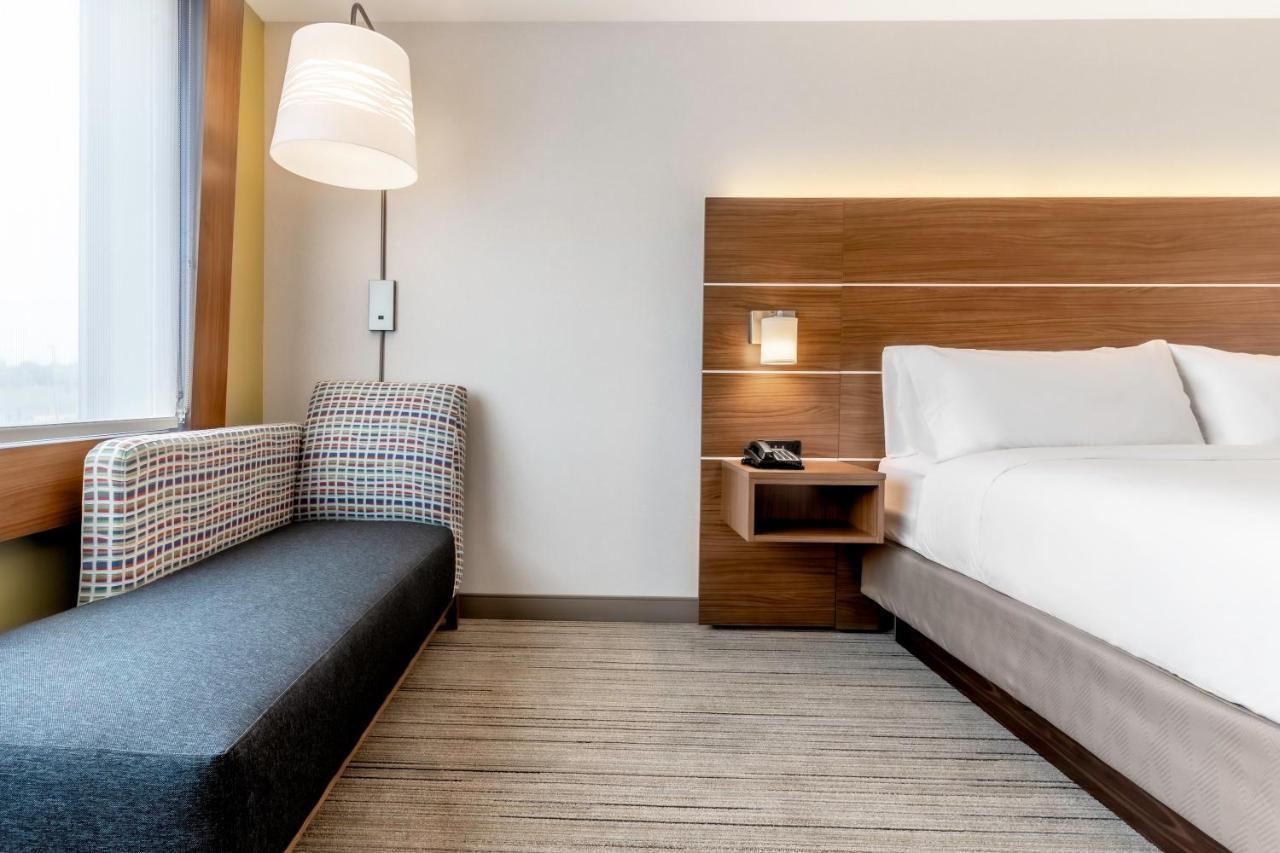 Holiday Inn Express & Suites - Milwaukee West Allis By Ihg Exterior photo