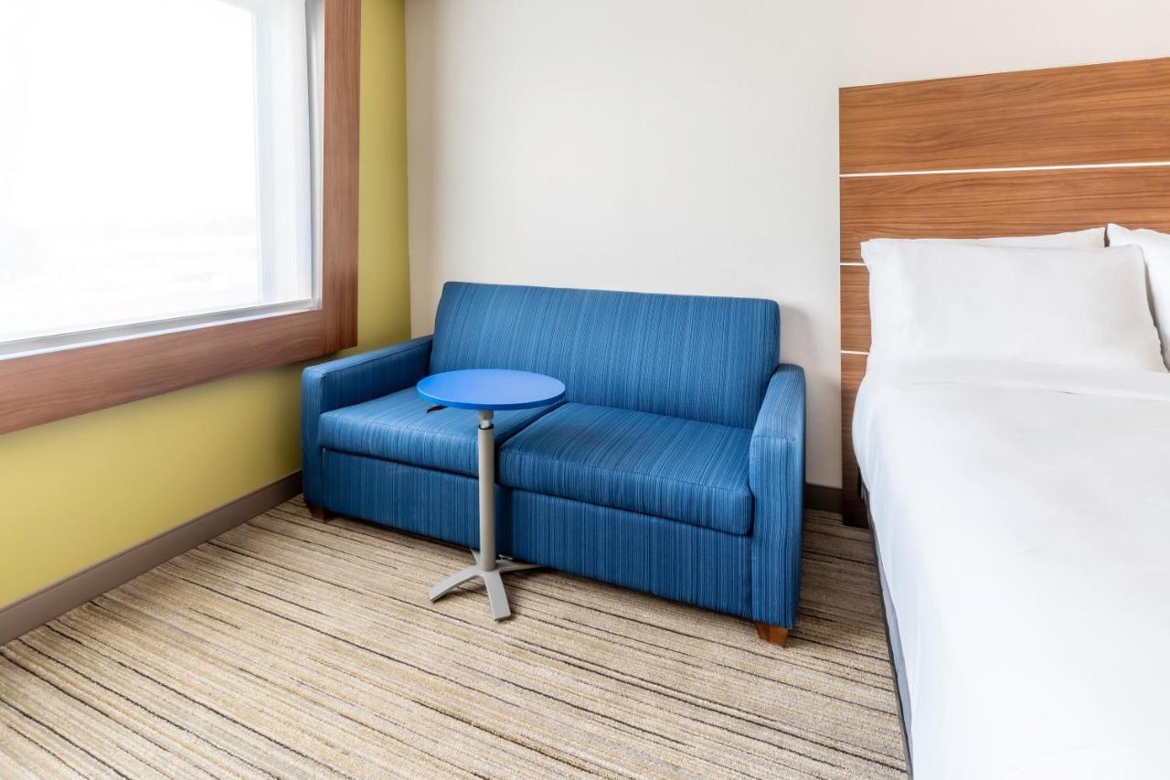 Holiday Inn Express & Suites - Milwaukee West Allis By Ihg Exterior photo