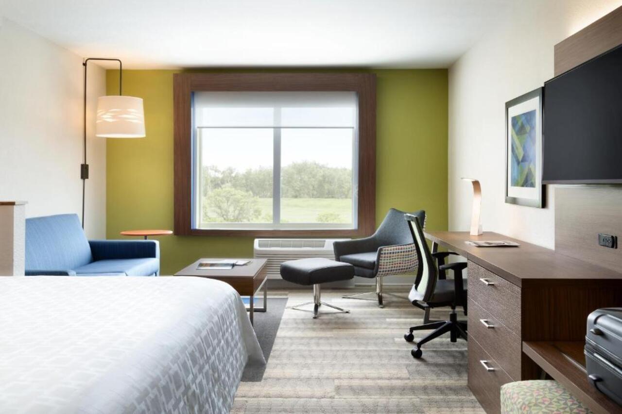 Holiday Inn Express & Suites - Milwaukee West Allis By Ihg Exterior photo